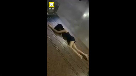 这就是为什么喝酒别喝醉,隔着屏幕都能闻到味儿